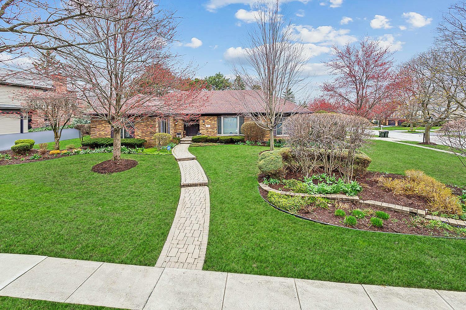 Garfield Ridge Ct, Burr Ridge, IL 60527