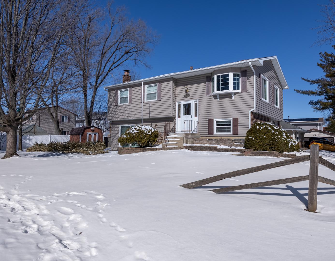 Appaloosa Ct, Carol Stream, IL 60188