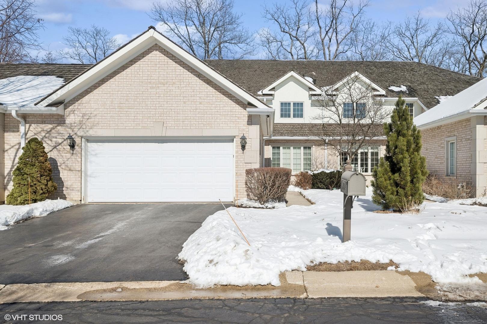 Pine Oaks Cir, Lake Forest, IL 60045