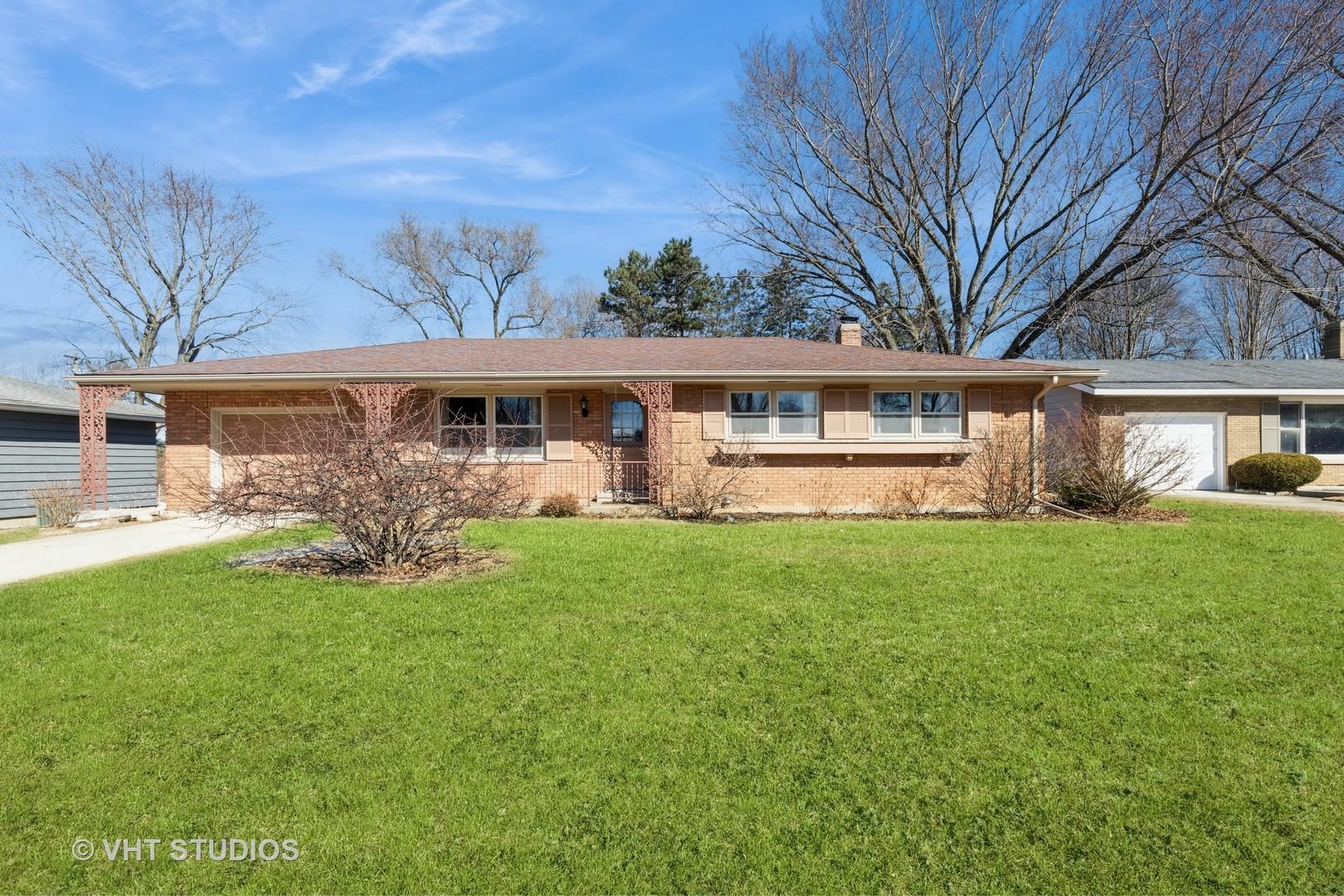 Balmoral Dr, East Dundee, IL 60118