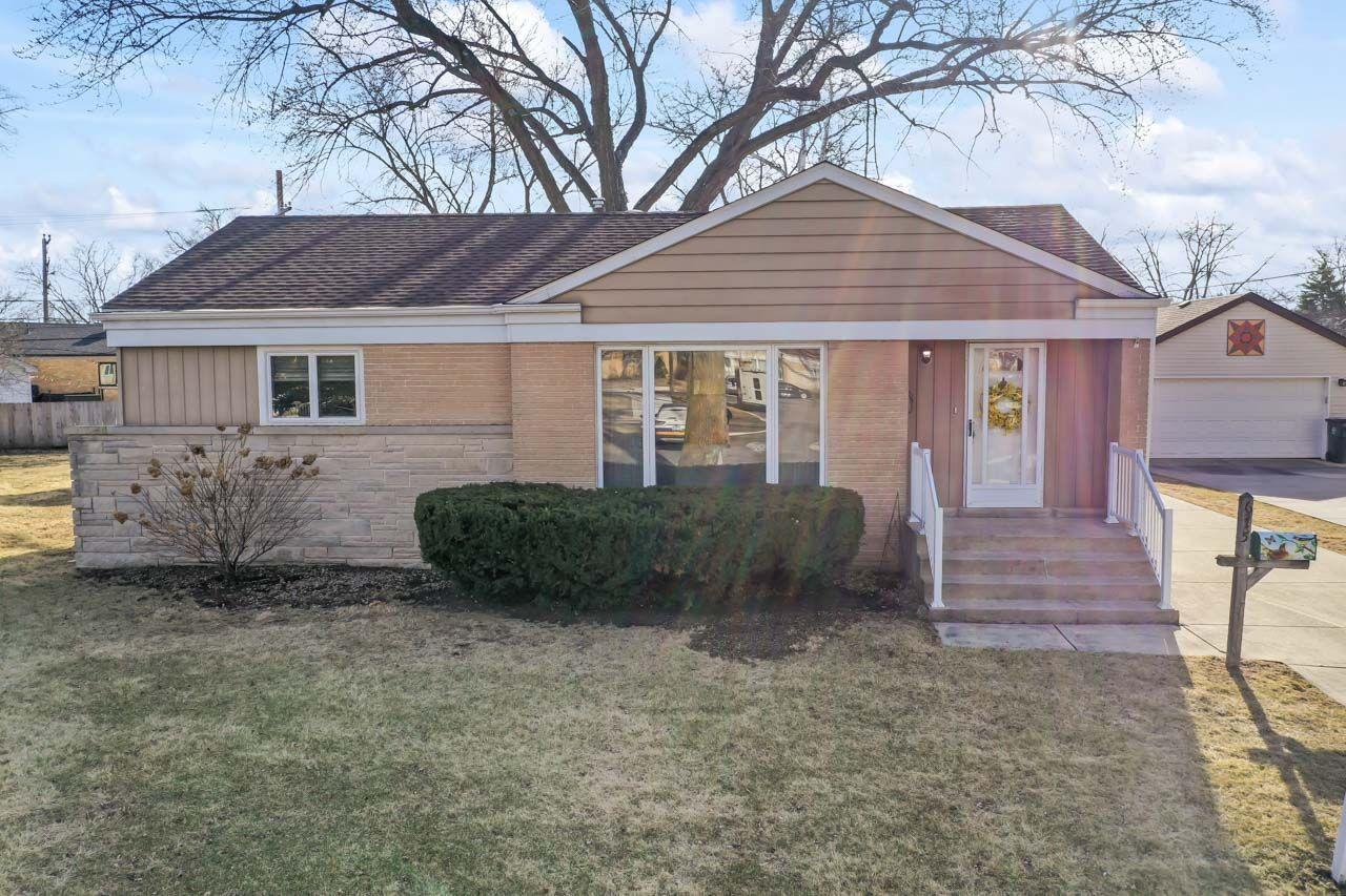 E Clarendon Ct, Arlington Heights, IL 60004