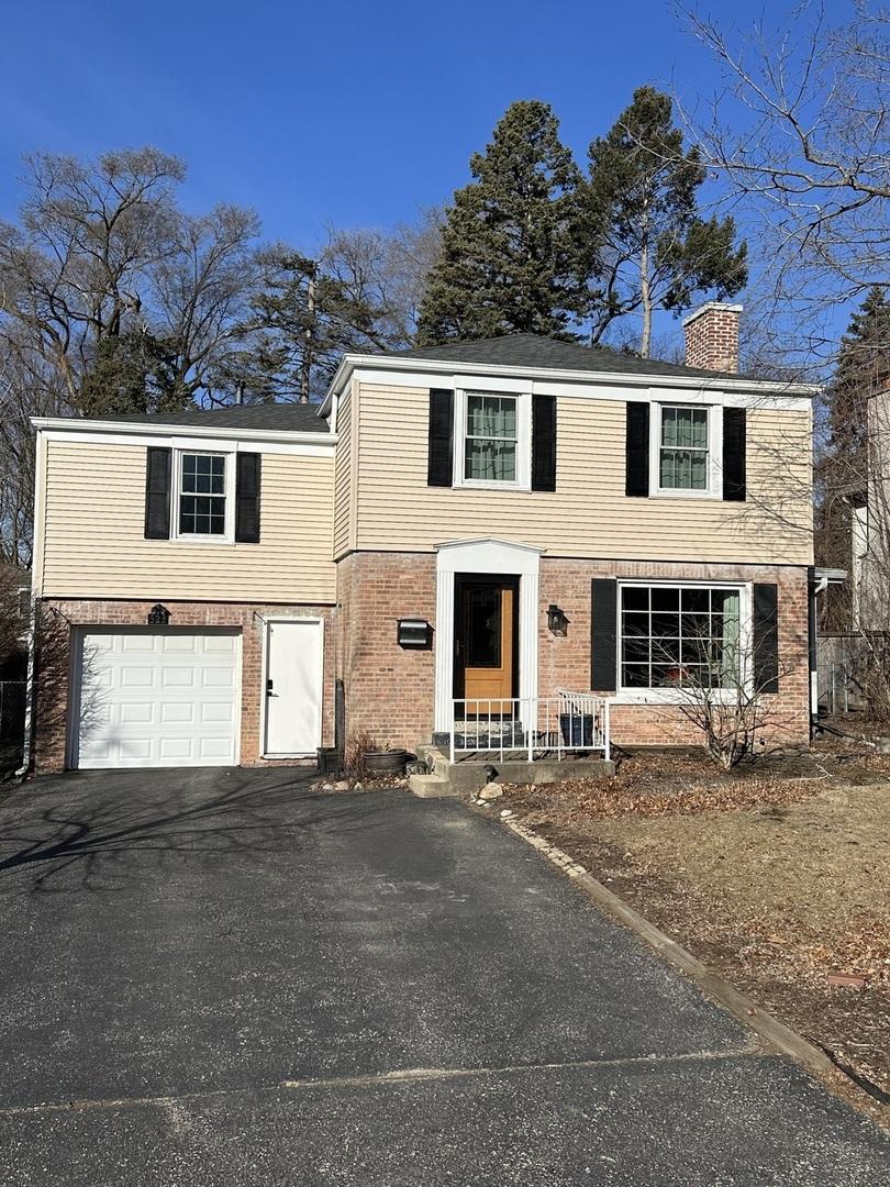 Buckingham Pl, Libertyville, IL 60048