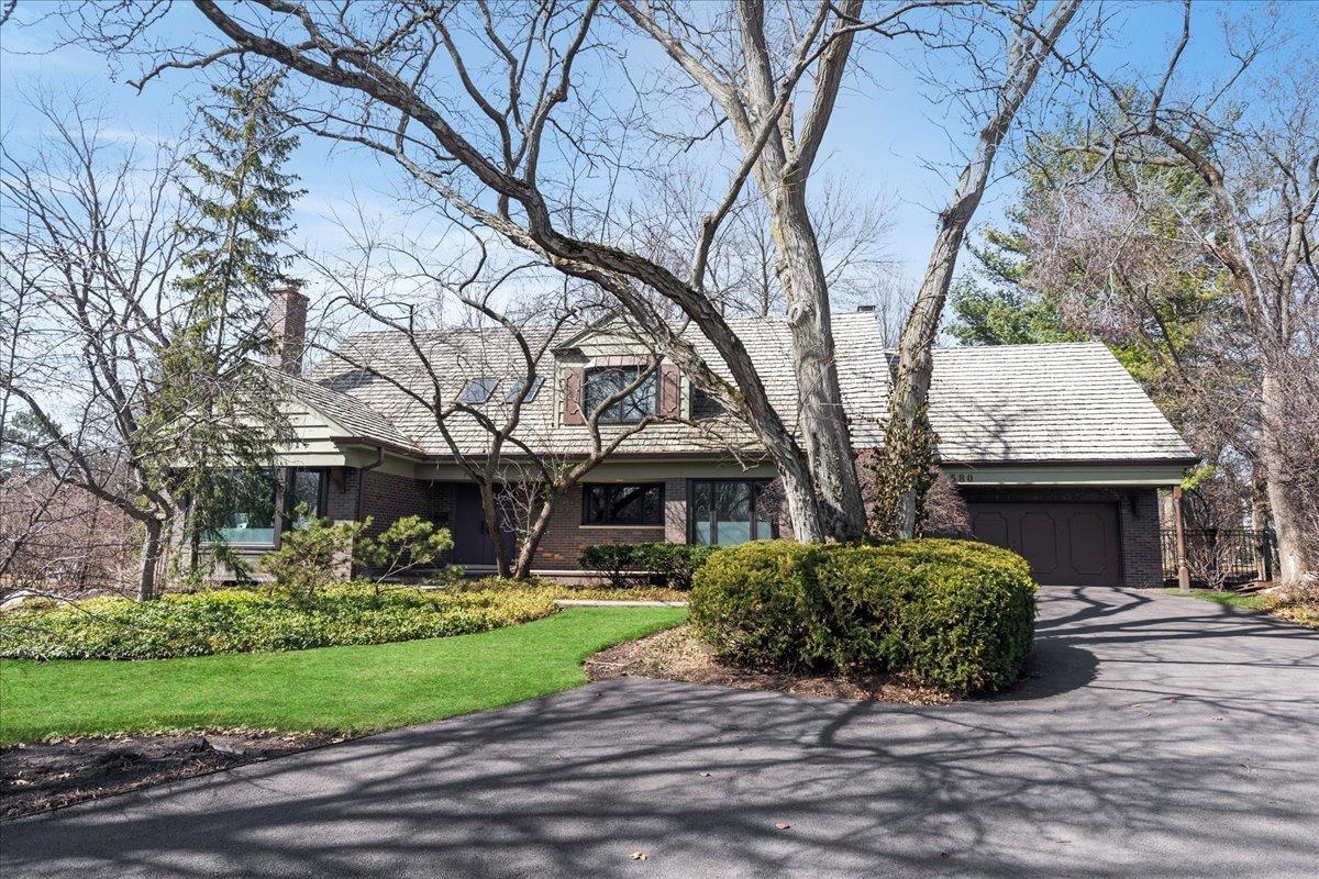 Standish Dr, Deerfield, IL 60015