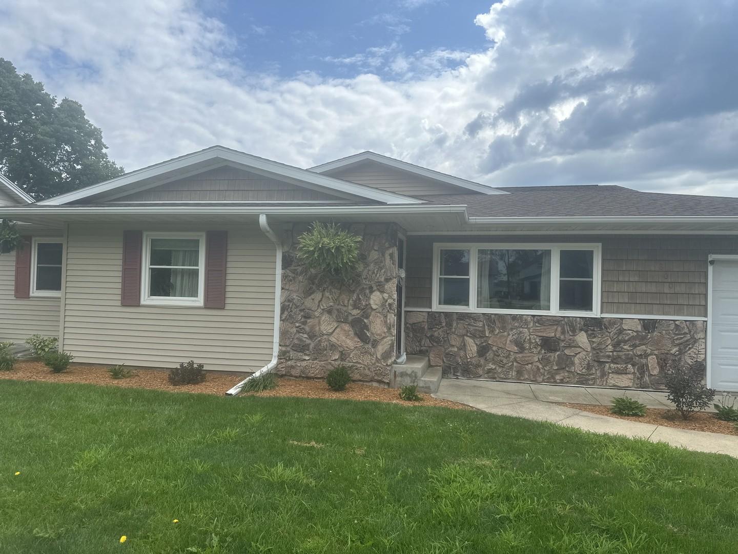 Dixon Ct, Sterling, IL 61081