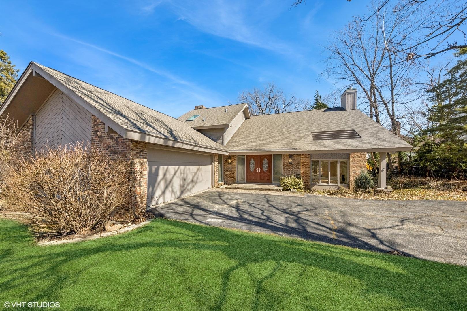Apache Dr, Indian Head Park, IL 60525