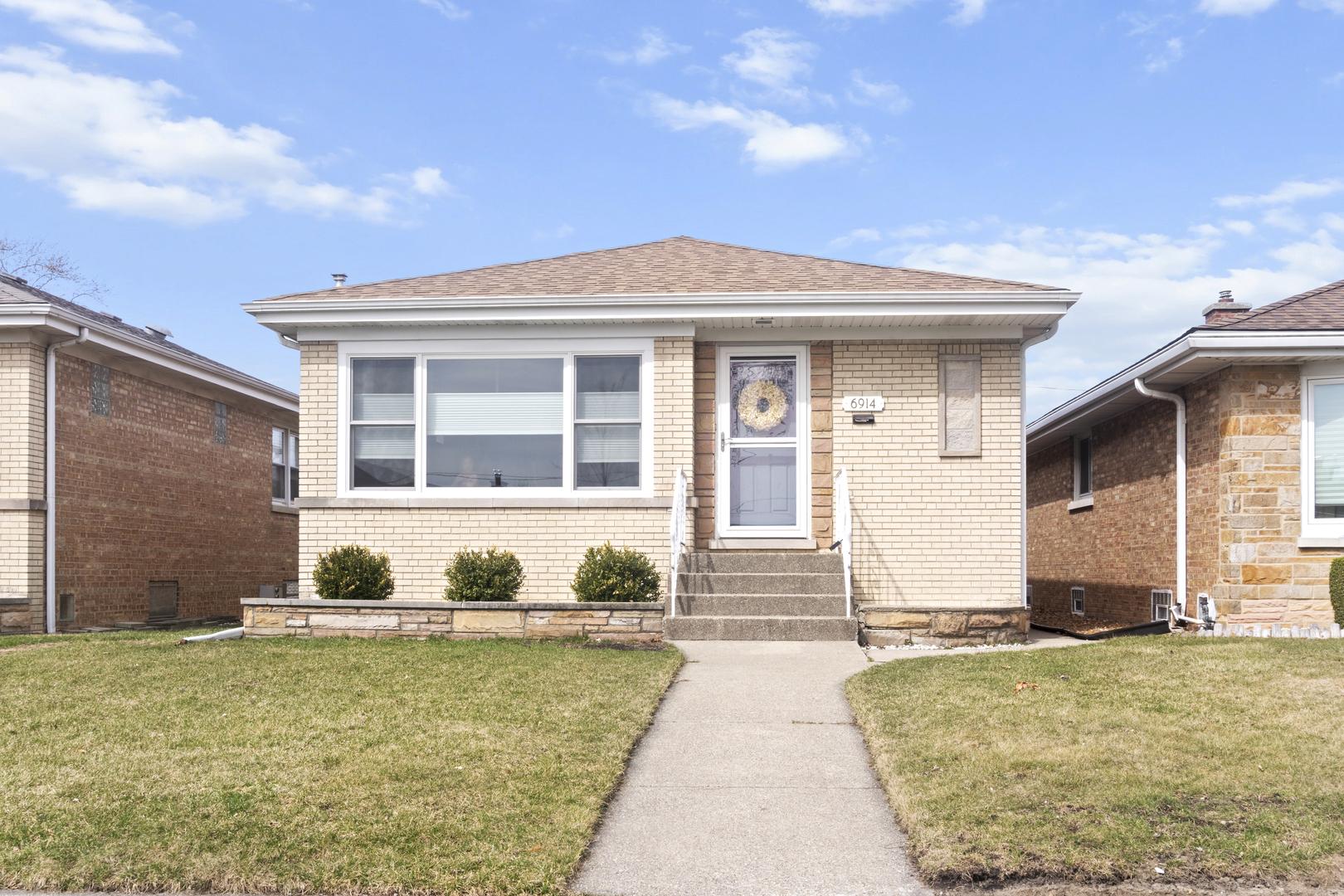 W Argyle St, Chicago, IL 60656