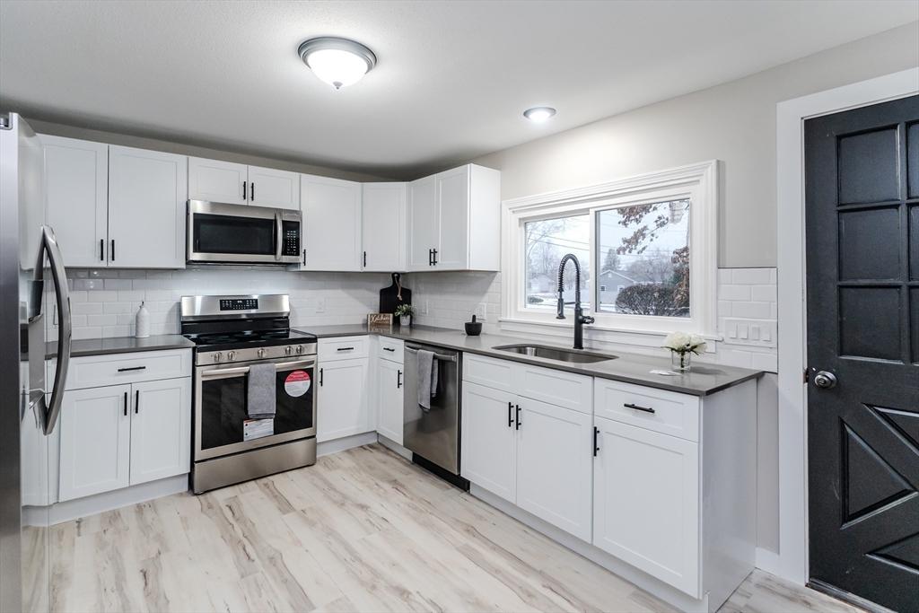 Wellington Ave, Chicopee, MA 01020