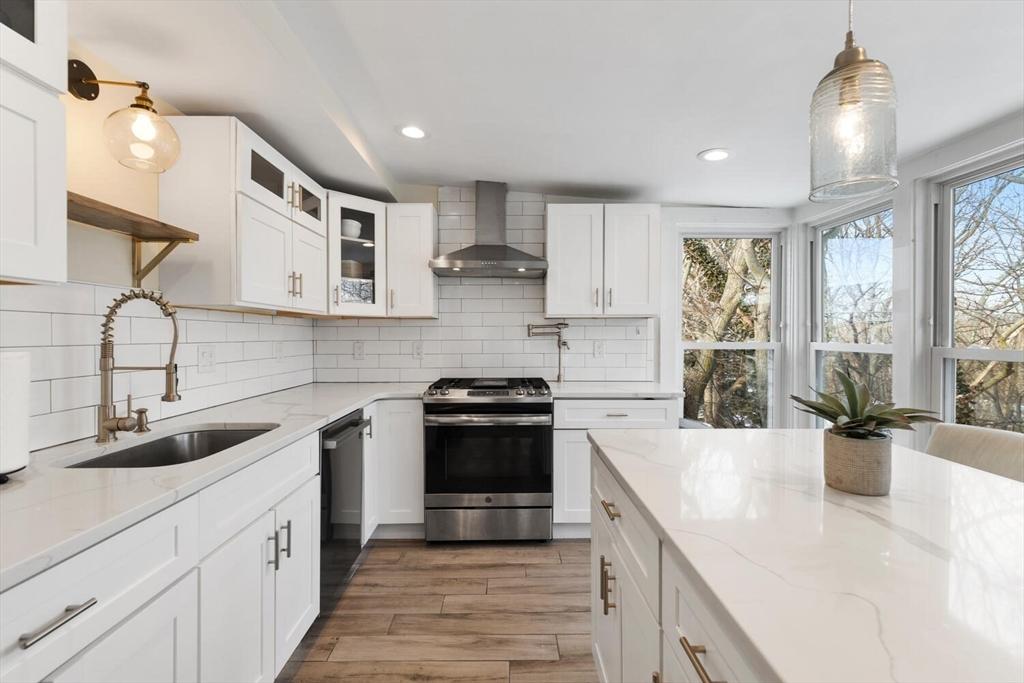 Banks Ter, Swampscott, MA 01907