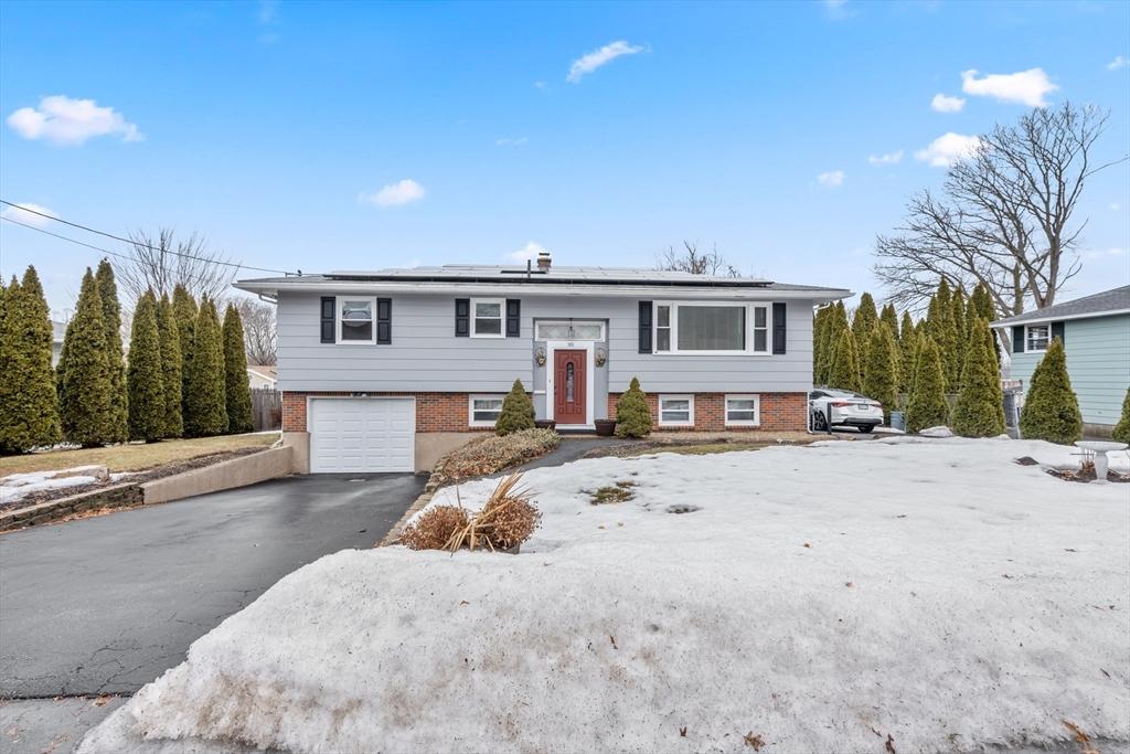 Hamlet St, Lawrence, MA 01843