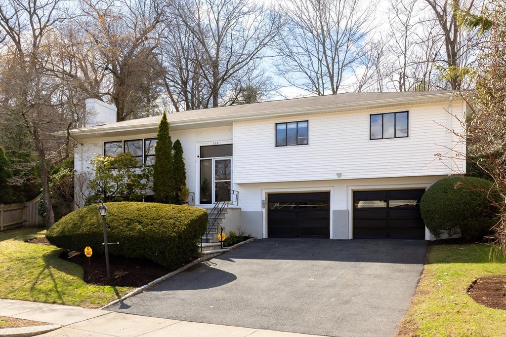 Clinton Rd, Chestnut Hill, MA 02467