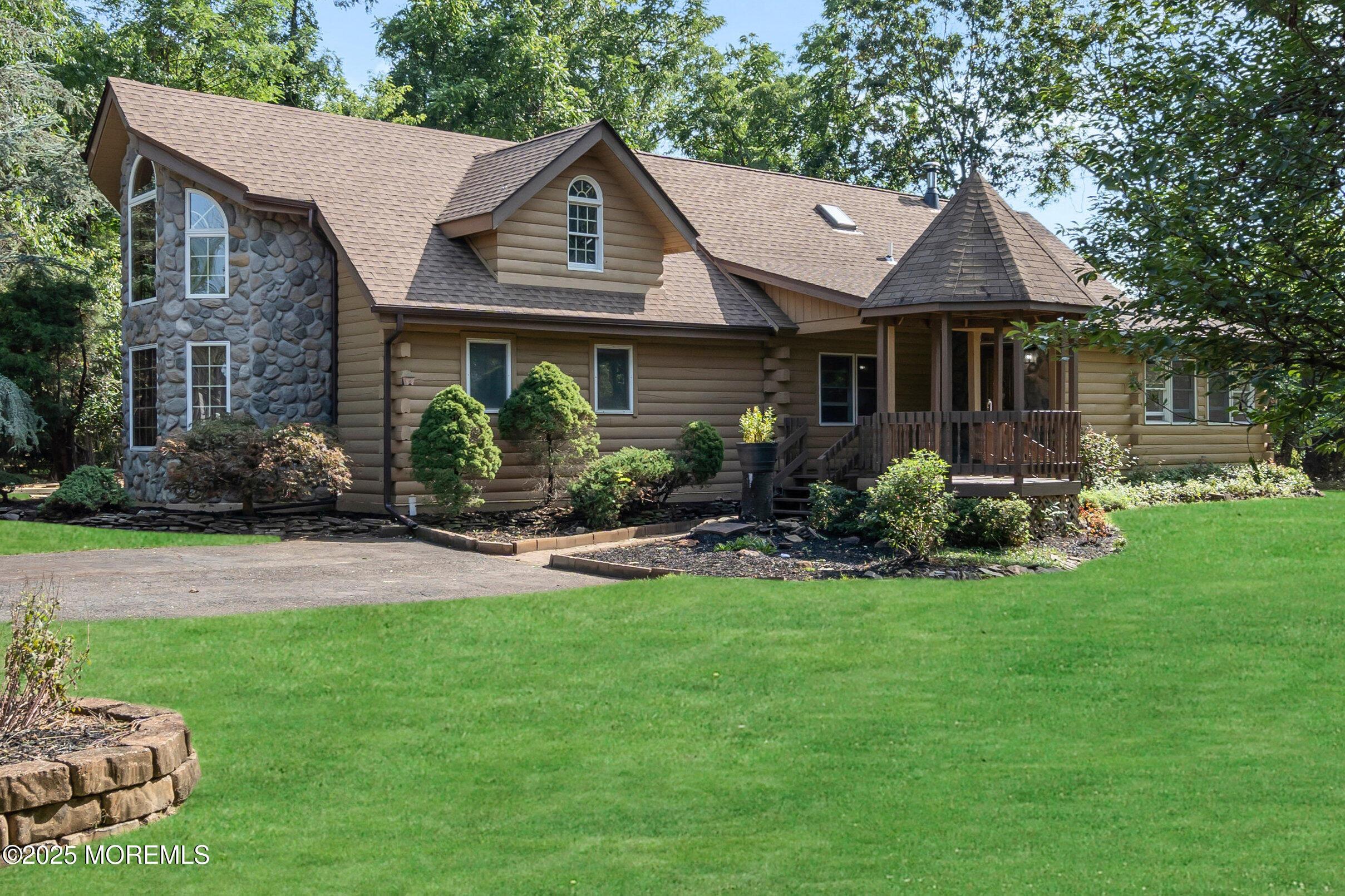 Castle Ct, Howell, NJ 07731