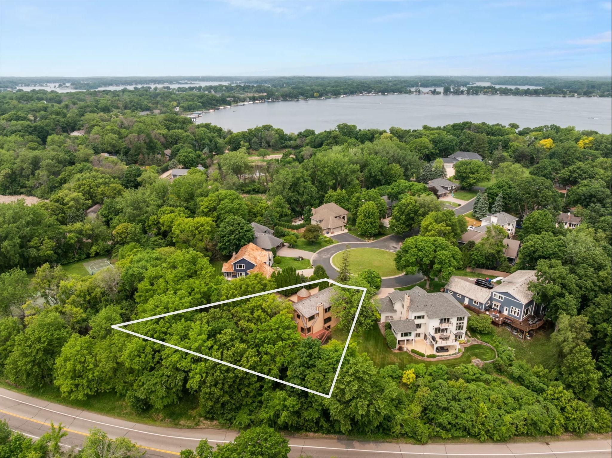 Lafayette Ridge Rd, Wayzata, MN 55391
