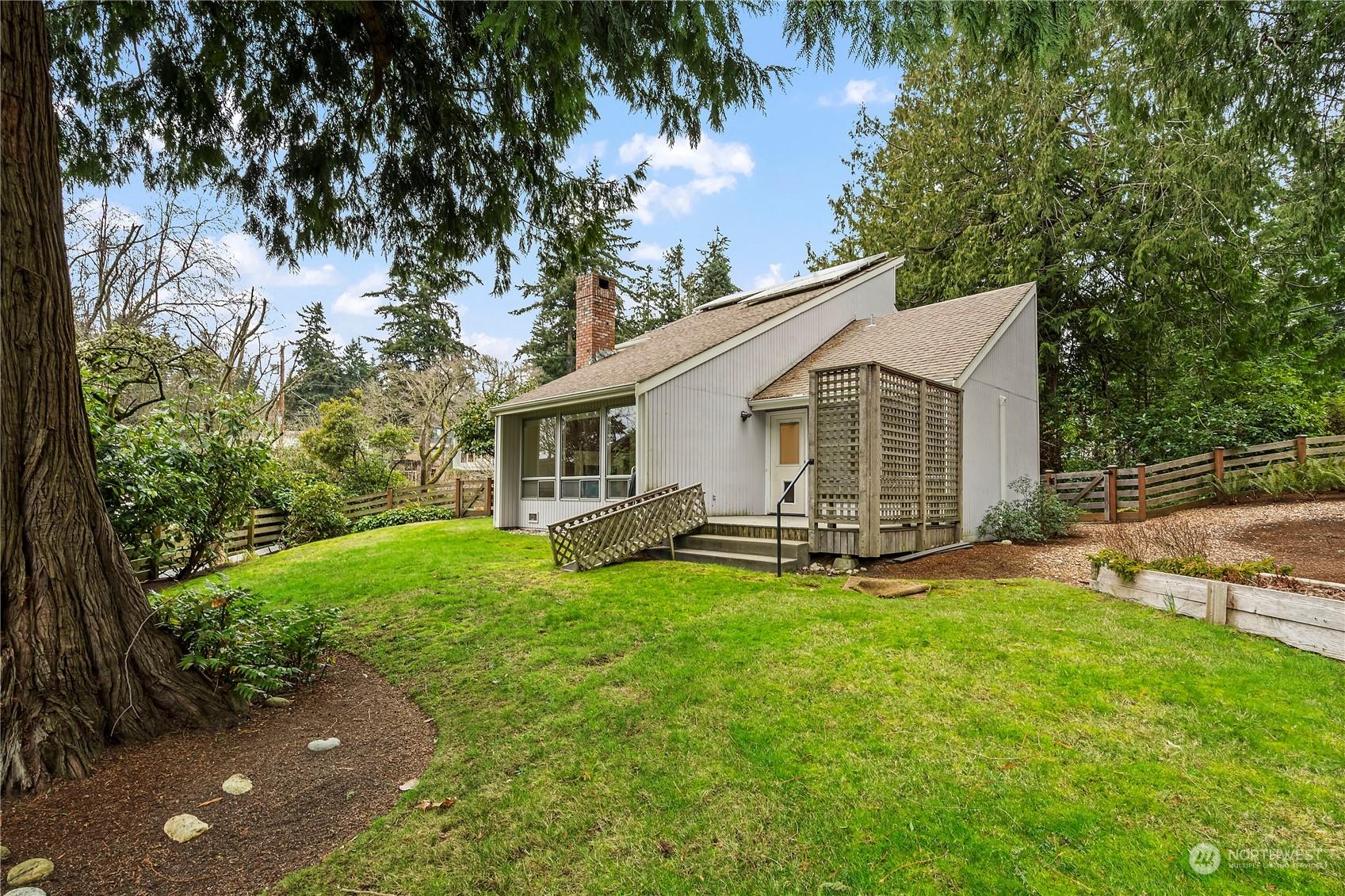Robinwood Dr Ne, Bainbridge Island, WA 98110