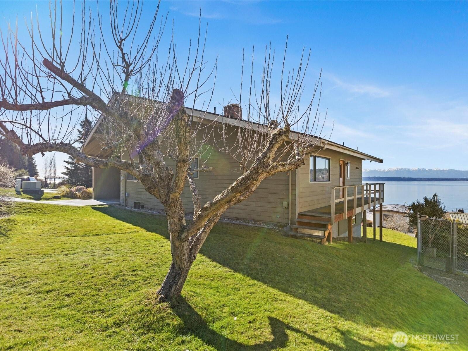 Sunset Hill Dr, Clinton, WA 98236