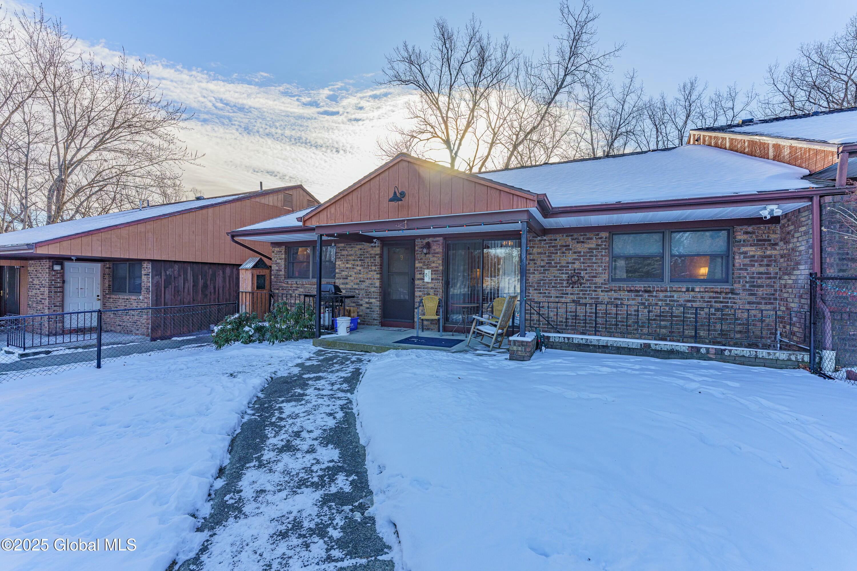 Brookview Ln, Troy, NY 12180