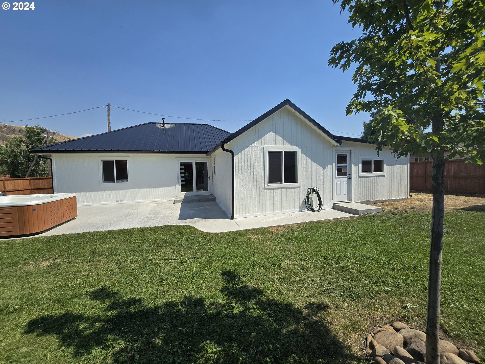 N Clairmont St, Wallowa, OR 97885