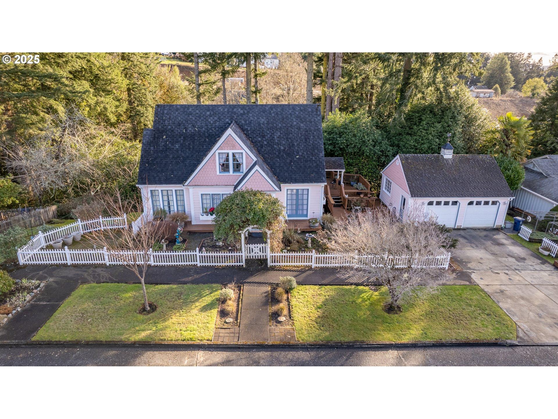 E 1st St, Coquille, OR 97423