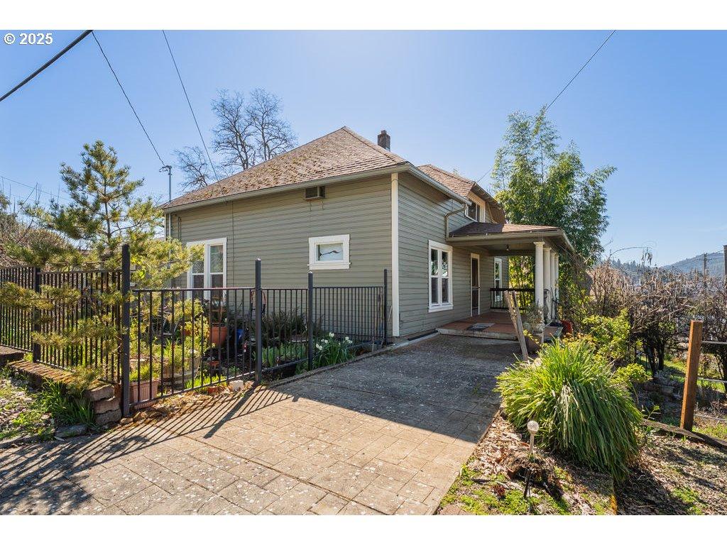 Ne Winchester St, Roseburg, OR 97470