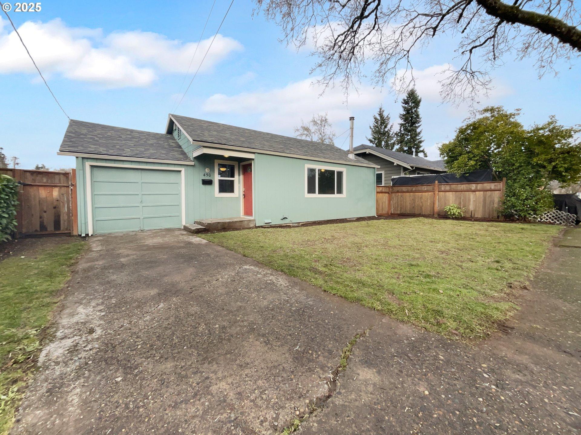 W Clarendon St, Gladstone, OR 97027