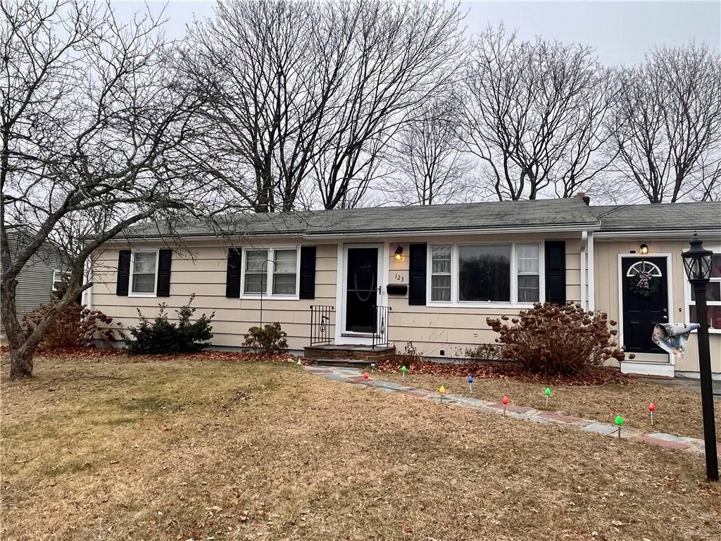 Moccasin Dr, Warwick, RI 02889