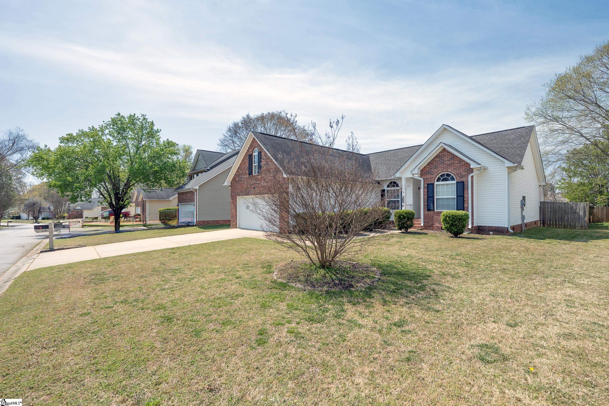 Golden Crest Ct, Mauldin, SC 29662