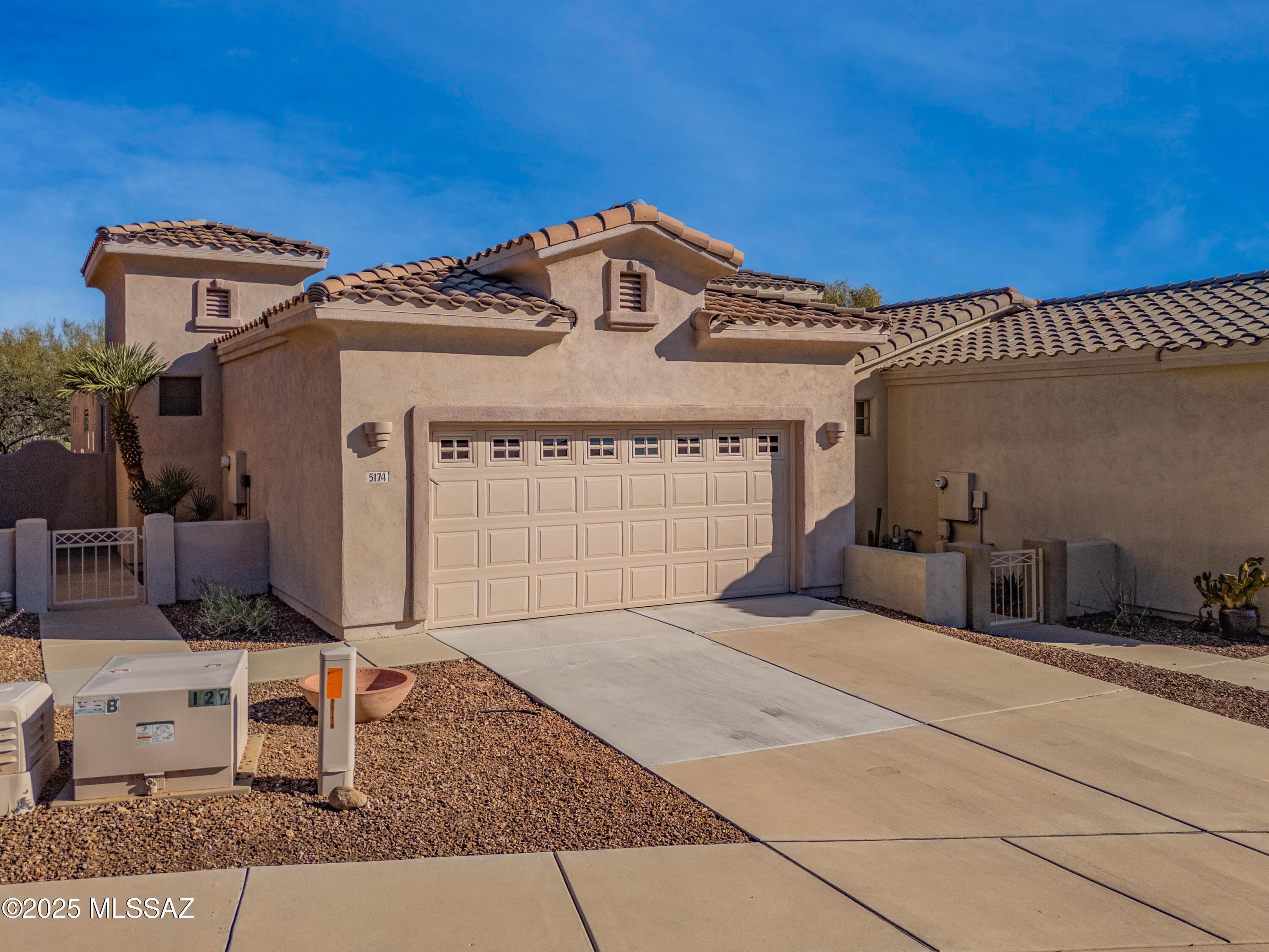 N Pinnacle Point Dr, Tucson, AZ 85749