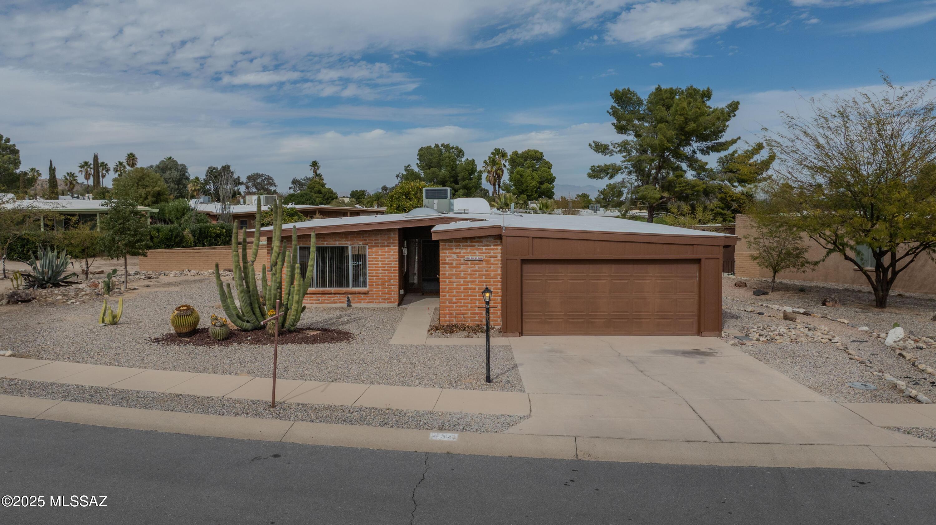 W Rio Santa Cruz, Green Valley, AZ 85614