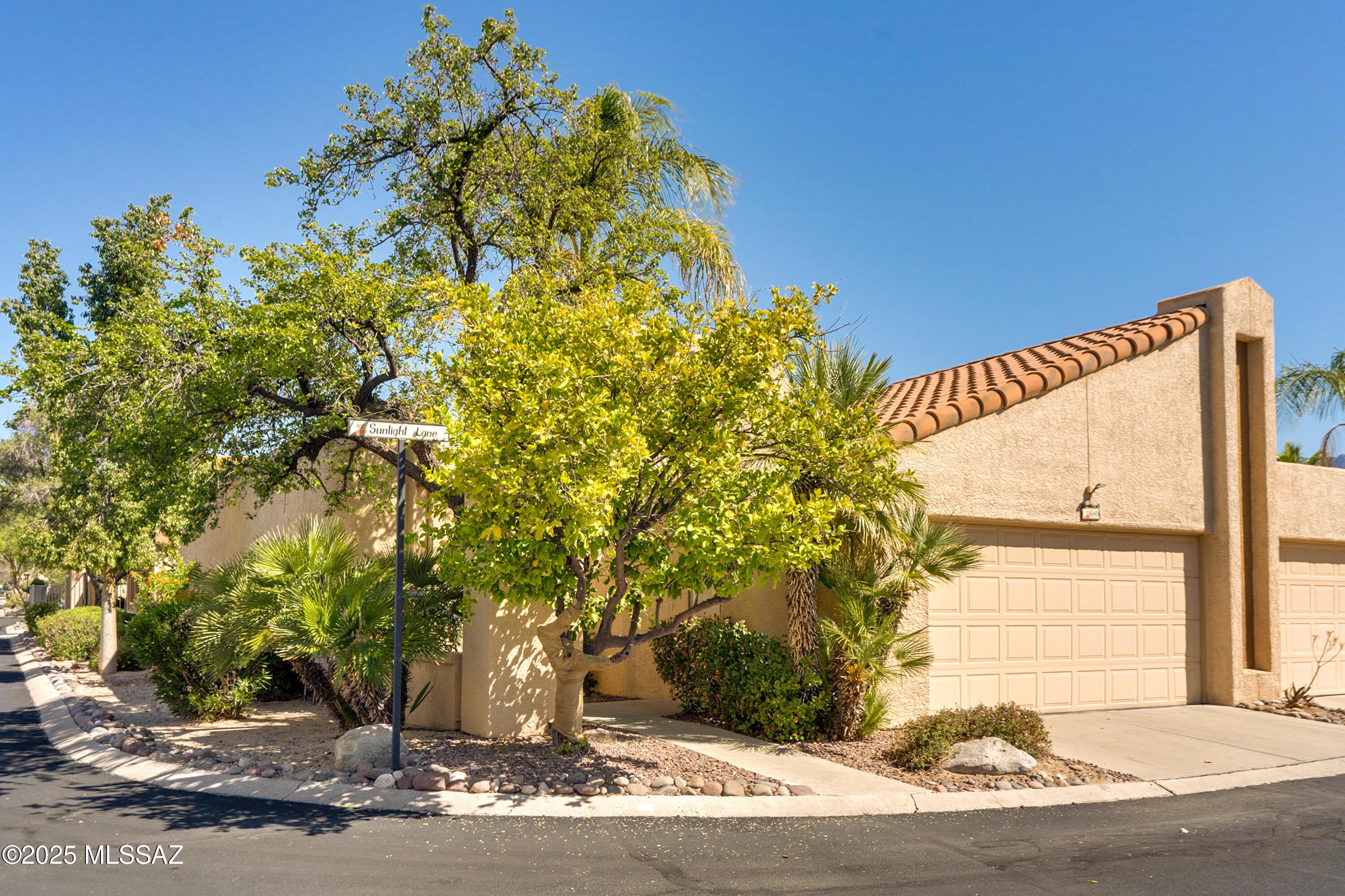 W Sunlight Ln, Tucson, AZ 85704