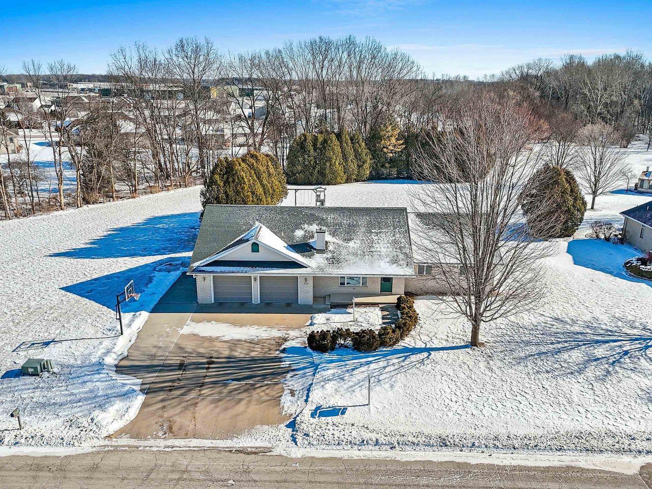 Pelican Dr, Pulaski, WI 54162