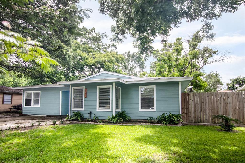 W Saunders St, League City, TX 77573