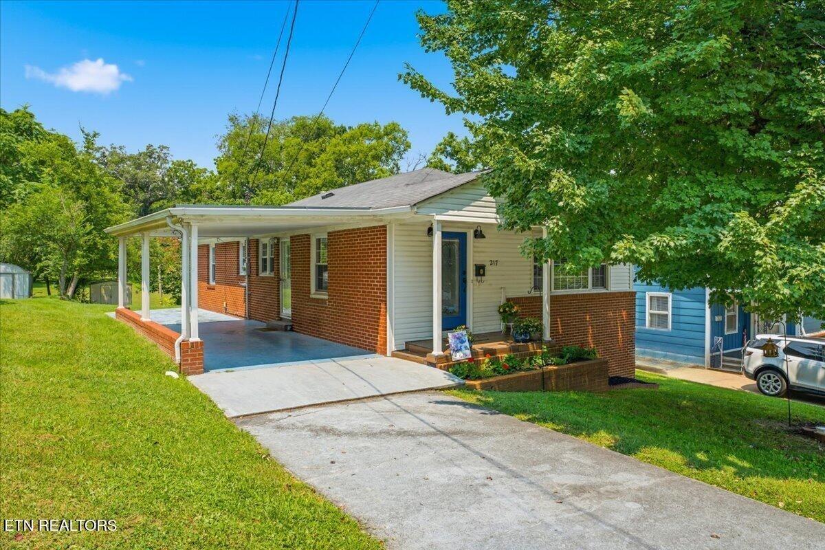 W Hicks St, Clinton, TN 37716