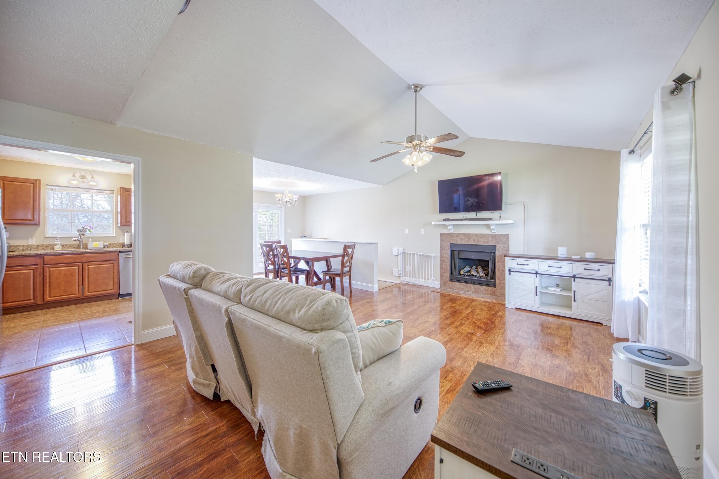 N Courtney Oak Ln, Knoxville, TN 37938