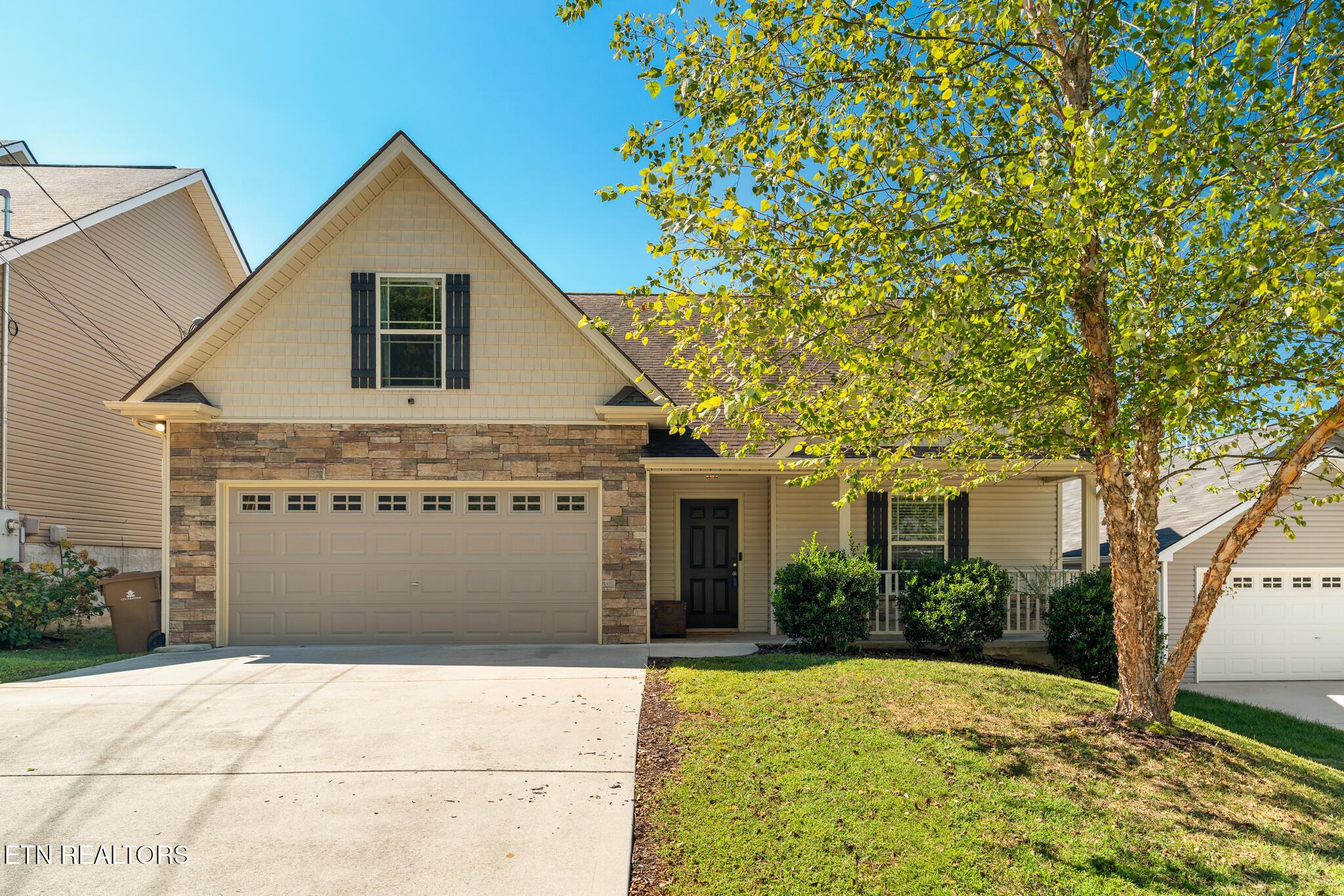Cove Oak Ln, Knoxville, TN 37909