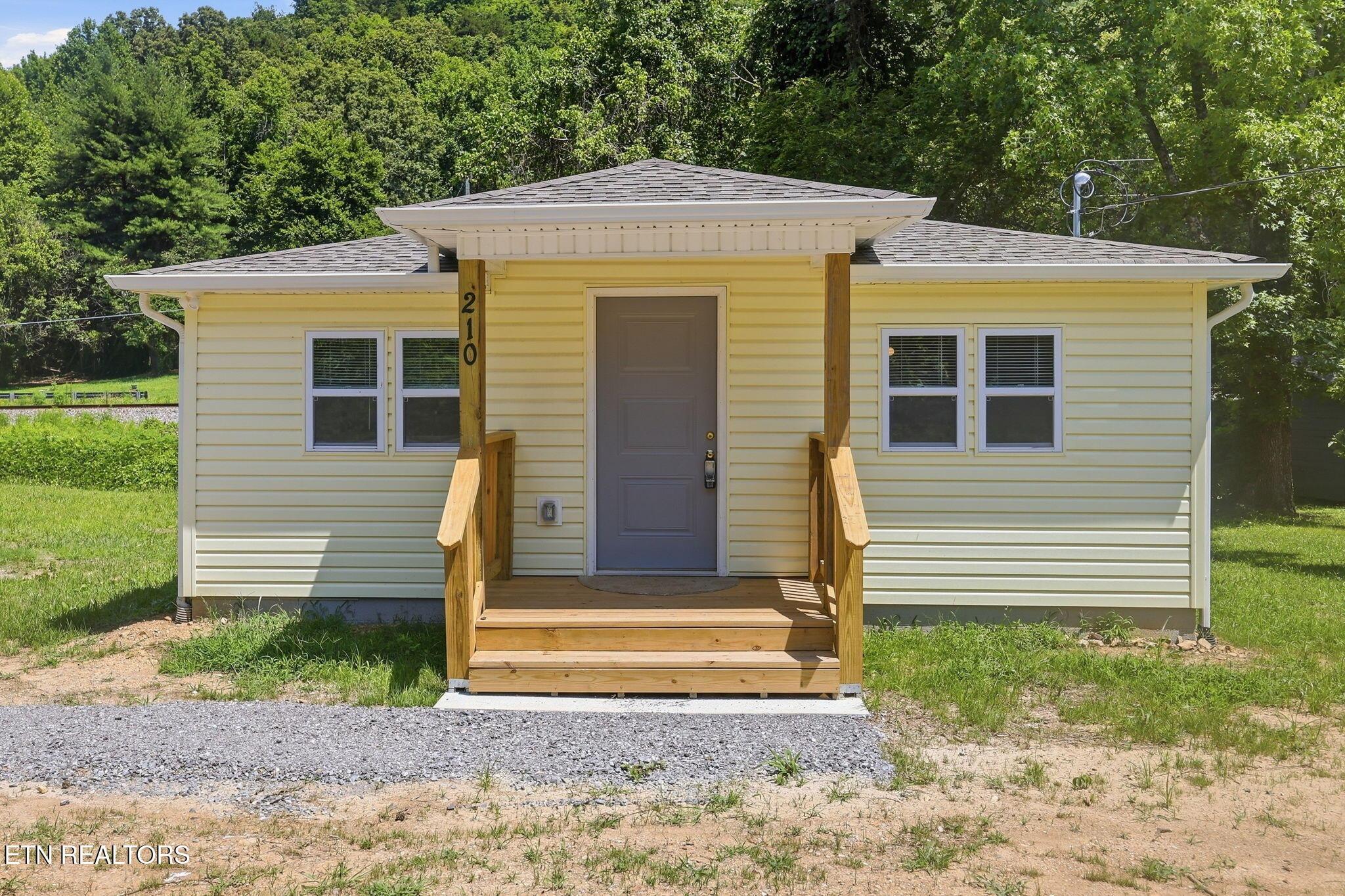 E Spring St, Oliver Springs, TN 37840