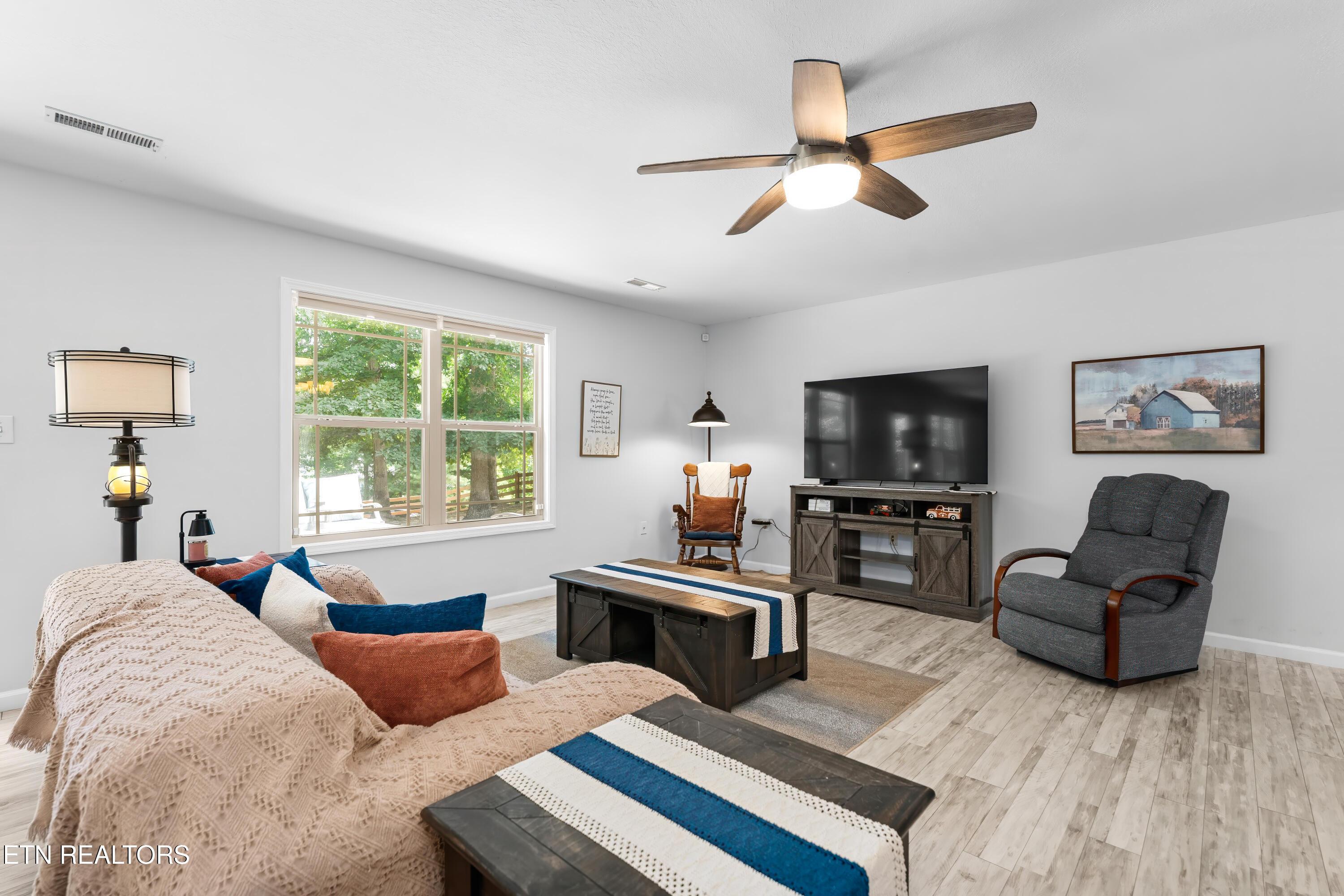 Logan Ln, Oneida, TN 37841