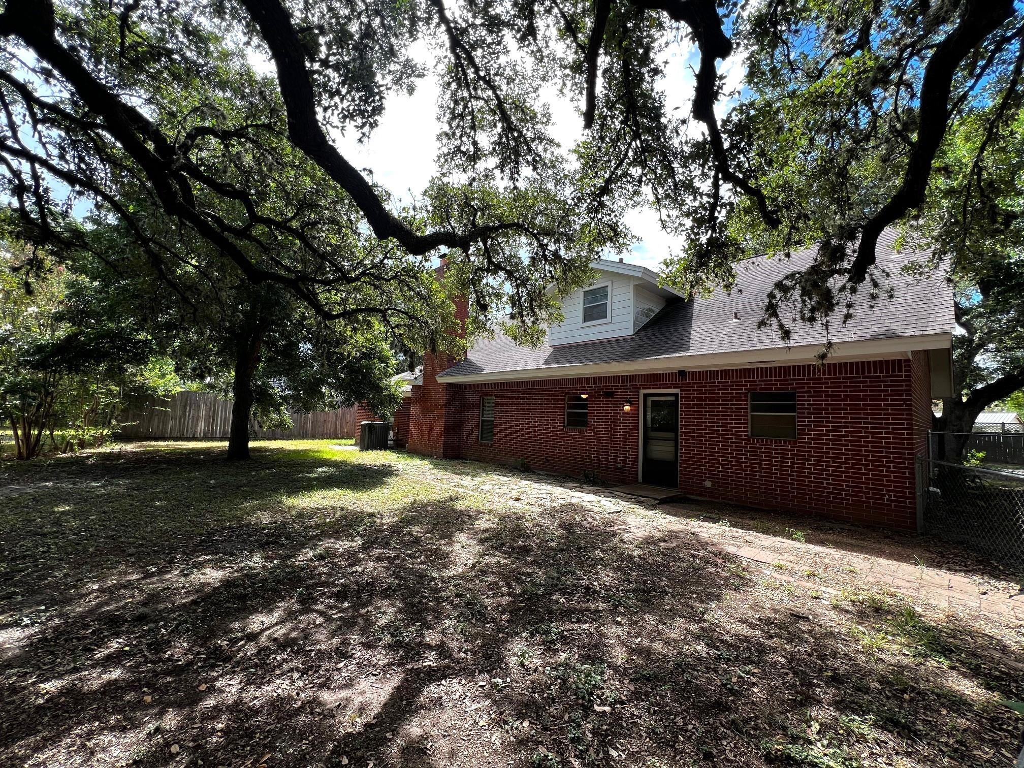 E Milam St, La Grange, TX 78945