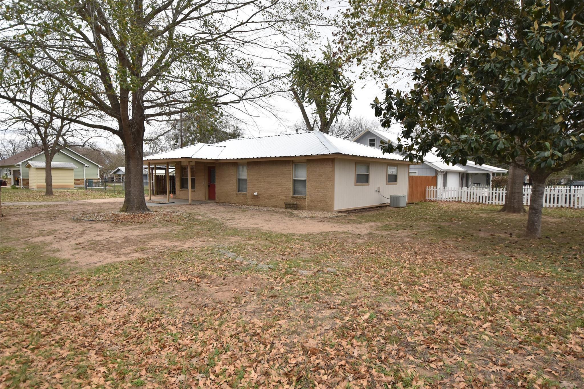 Wilkes St, Smithville, TX 78957