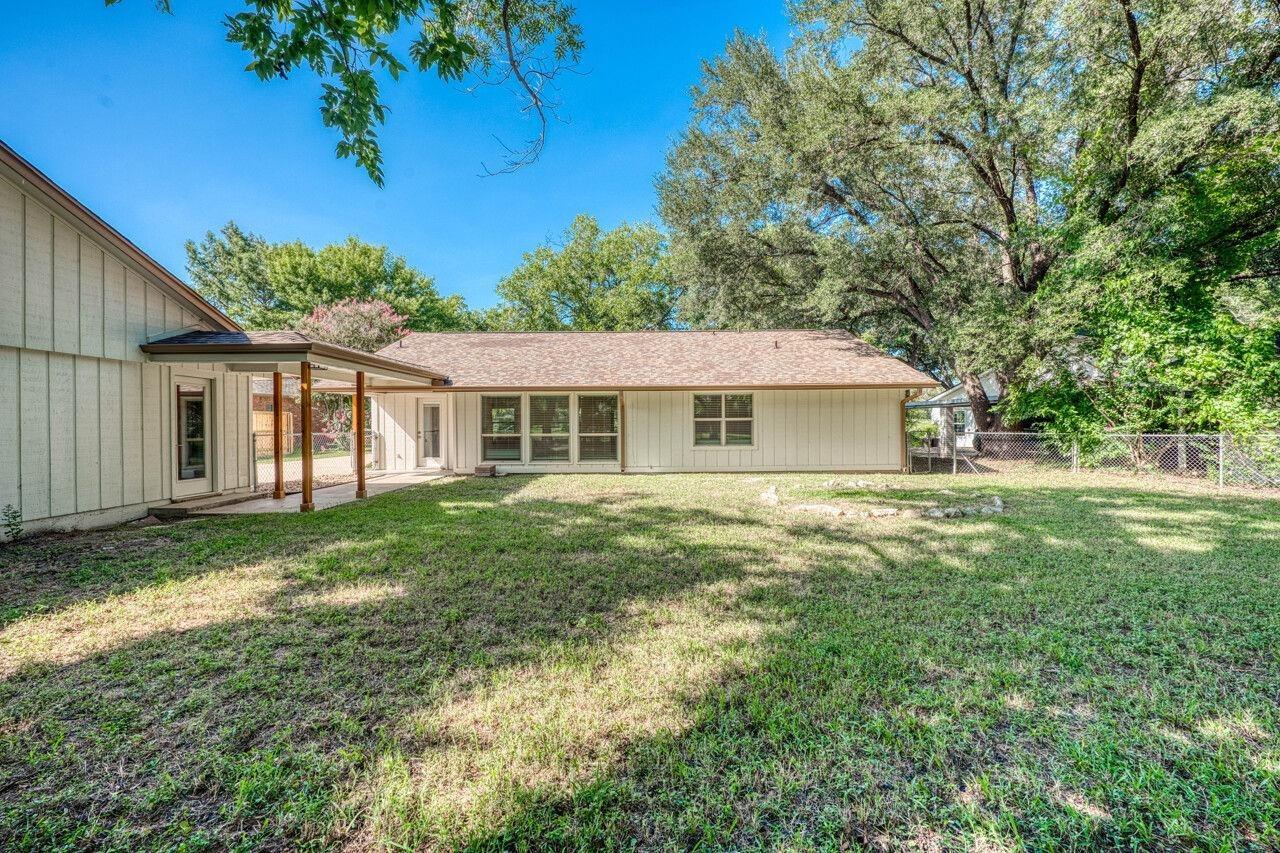 Columbine St, Meadowlakes, TX 78654