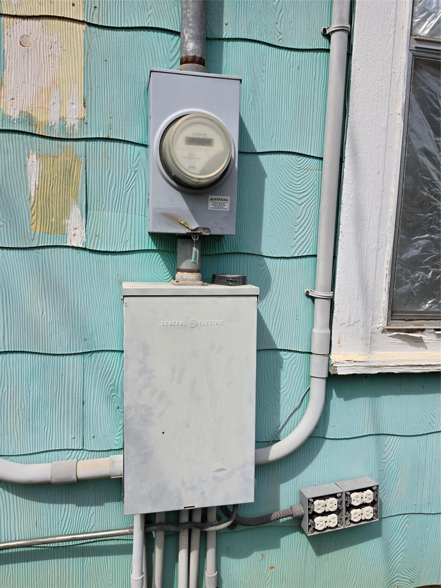 A St, Floresville, TX 78114