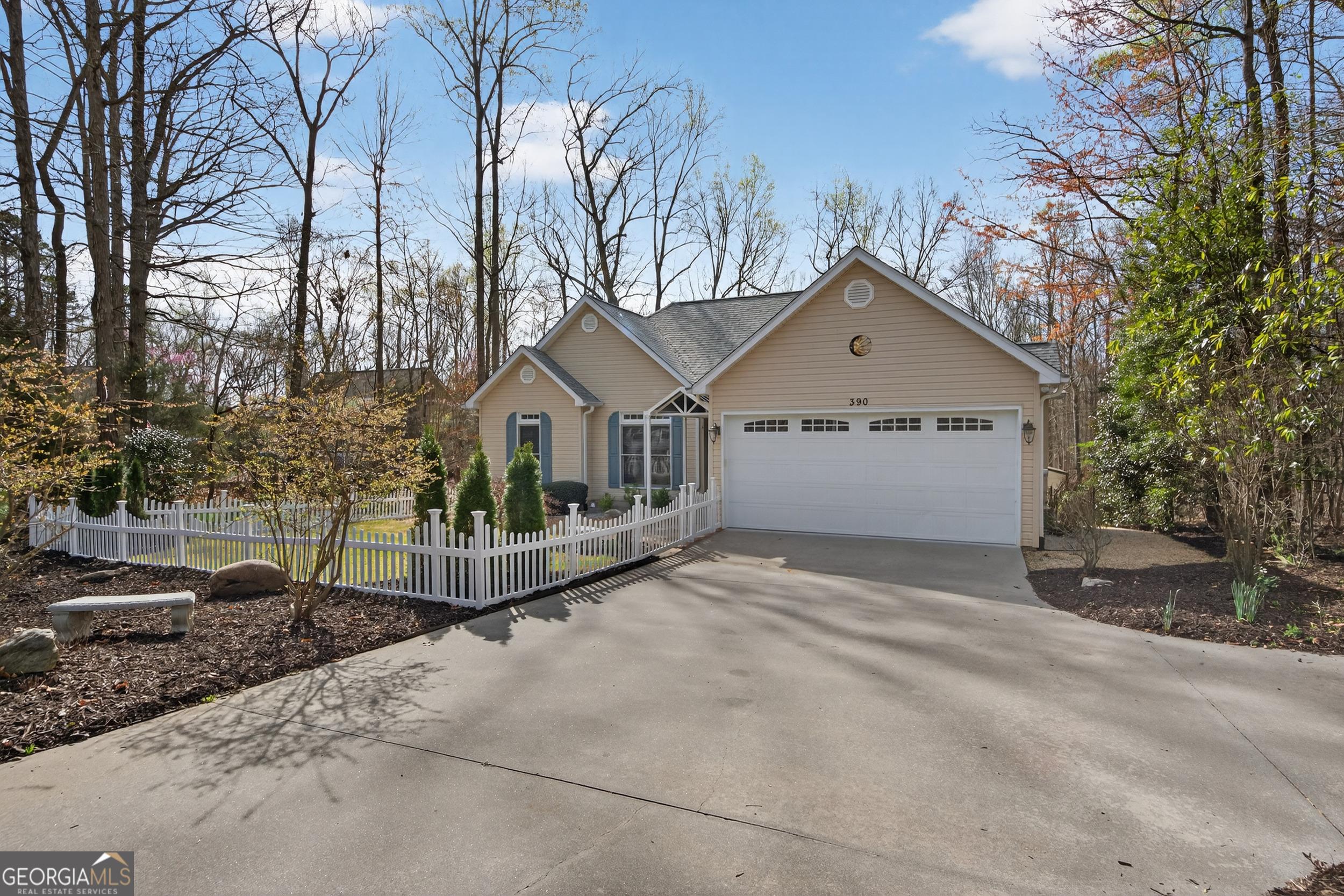 Lake Place Dr, Lavonia, GA 30553