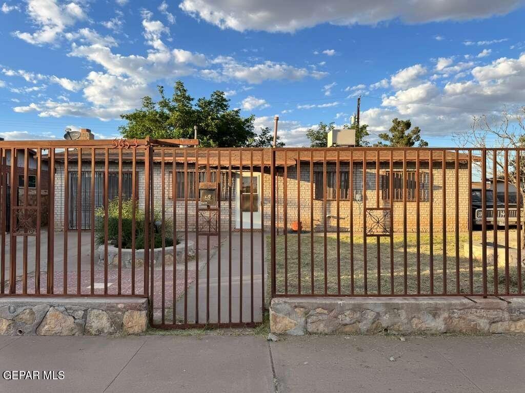 Waldorf Dr, El Paso, TX 79924