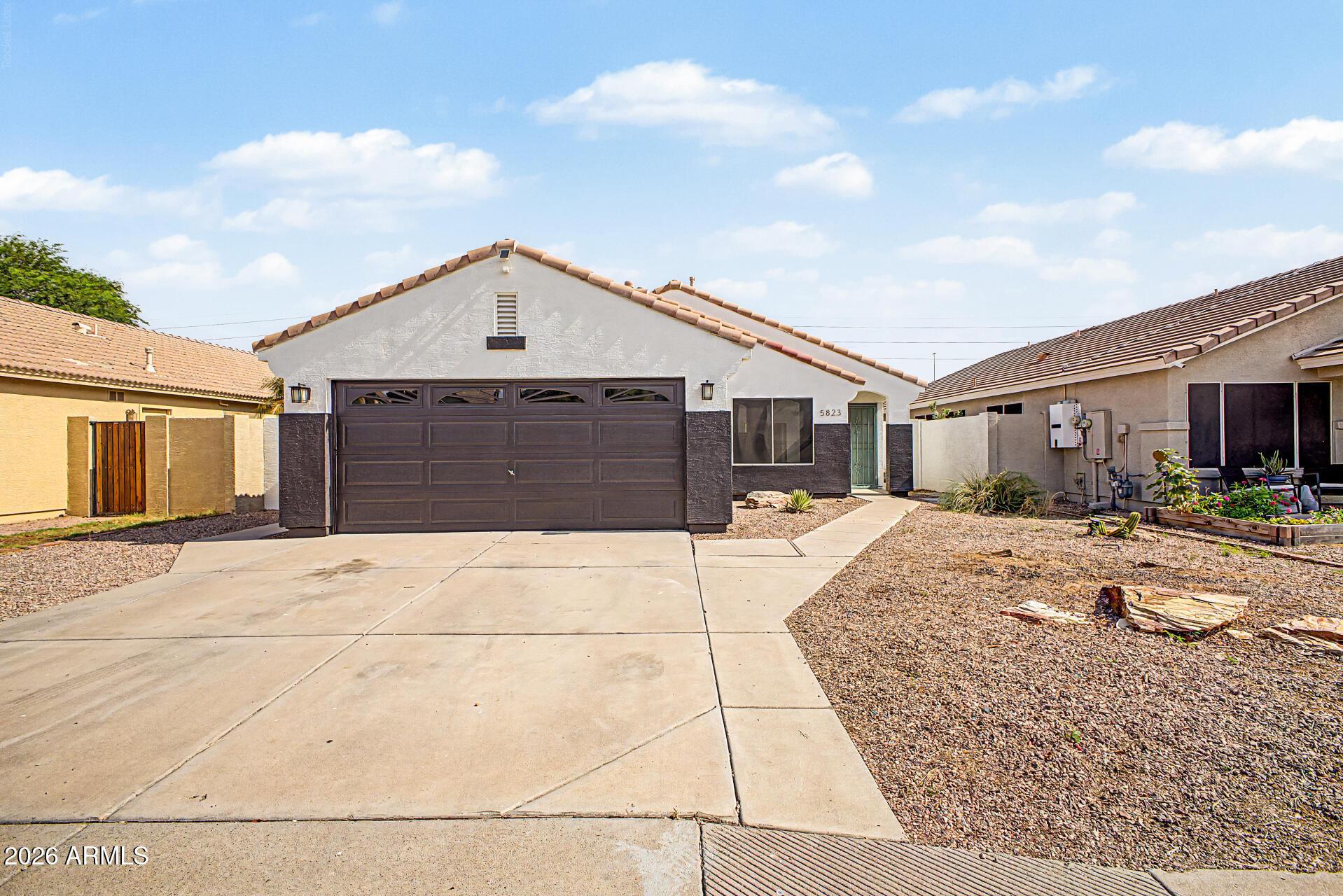 E Hopi Cir, Mesa, AZ 85206