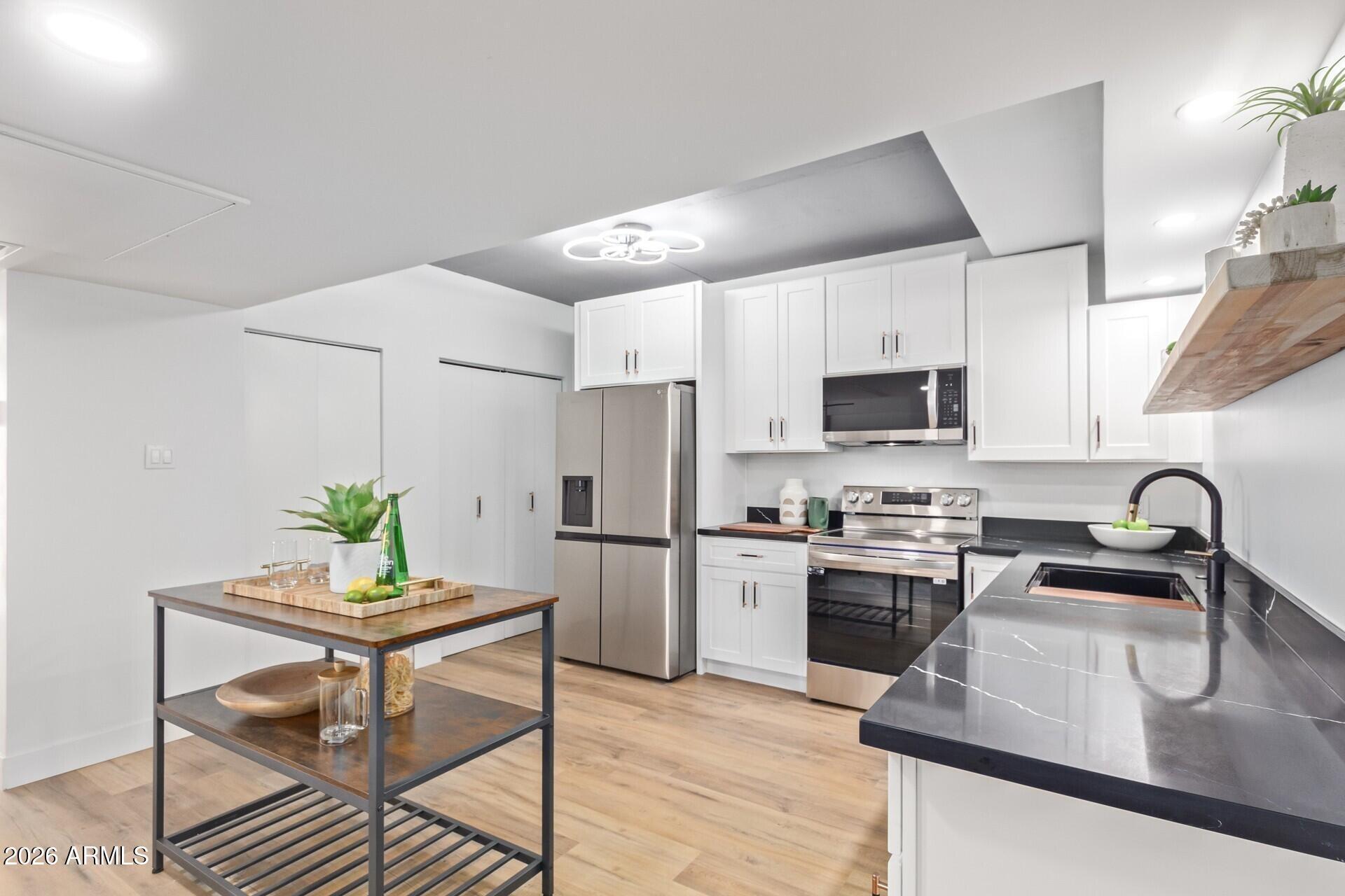 E Thomas Rd, Phoenix, AZ 85012