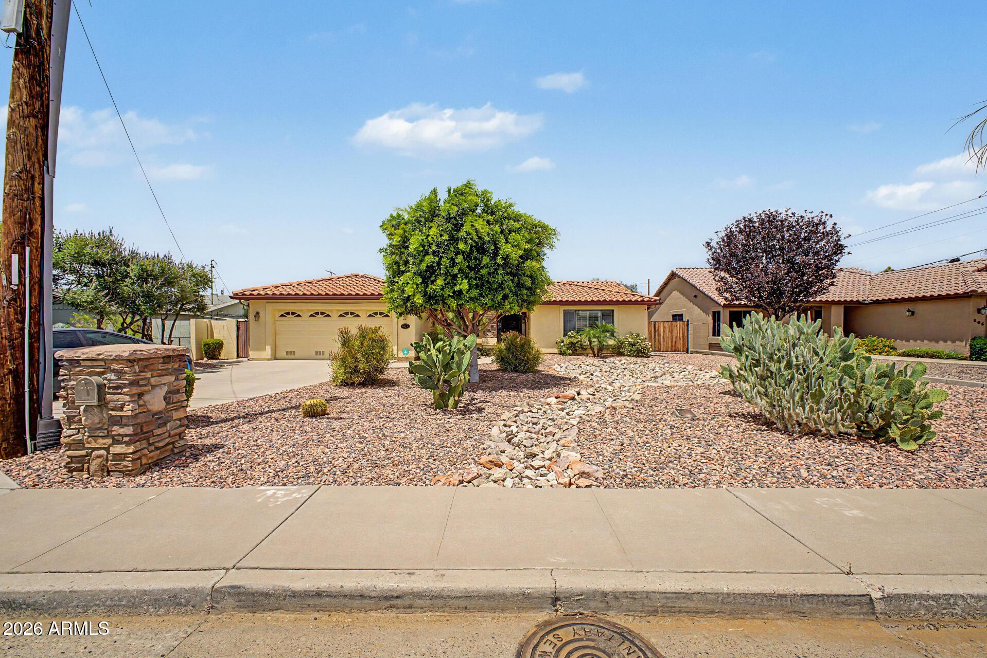 E Roberts Rd, Phoenix, AZ 85022