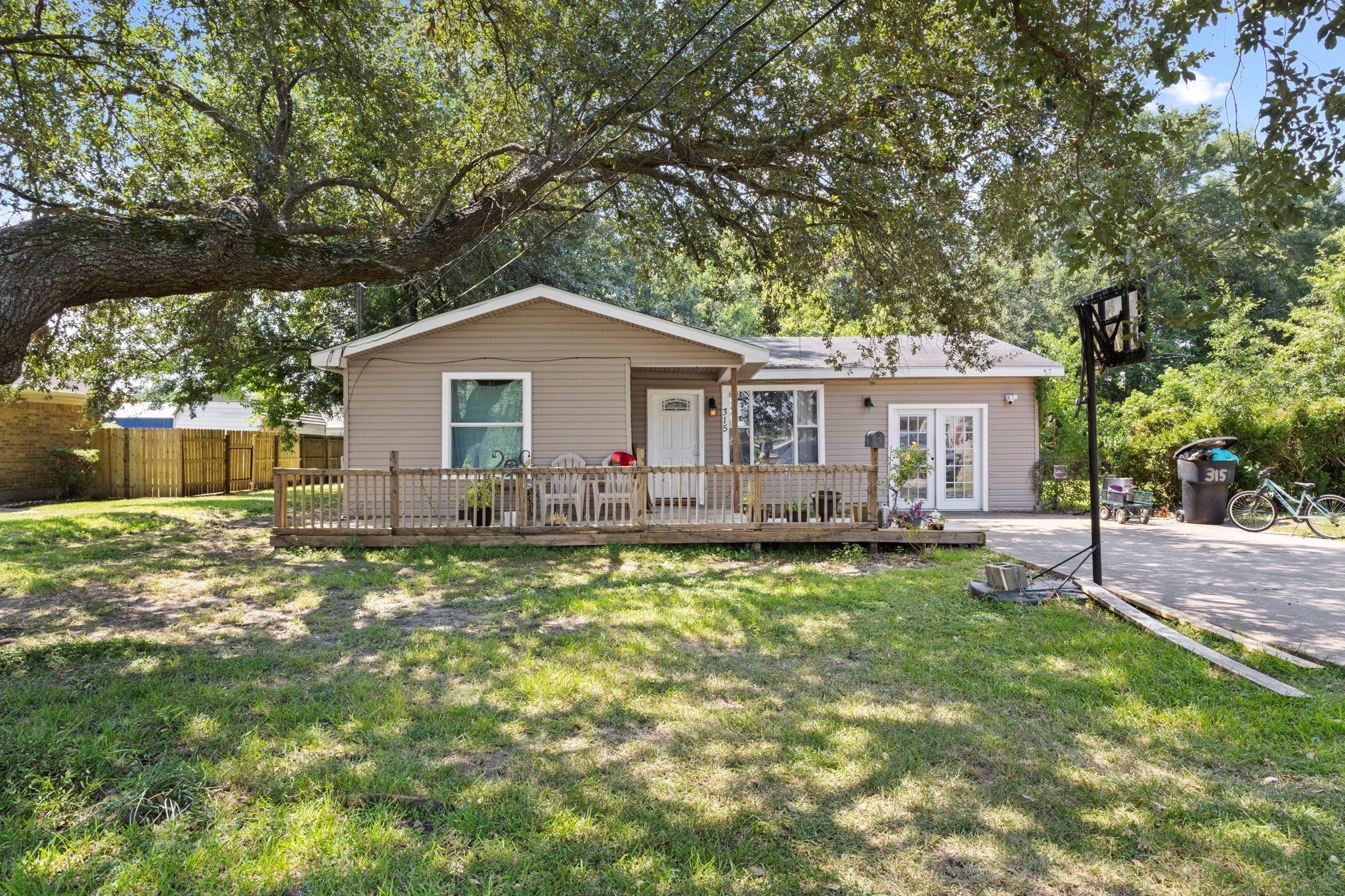 S 3rd St, Nederland, TX 77627
