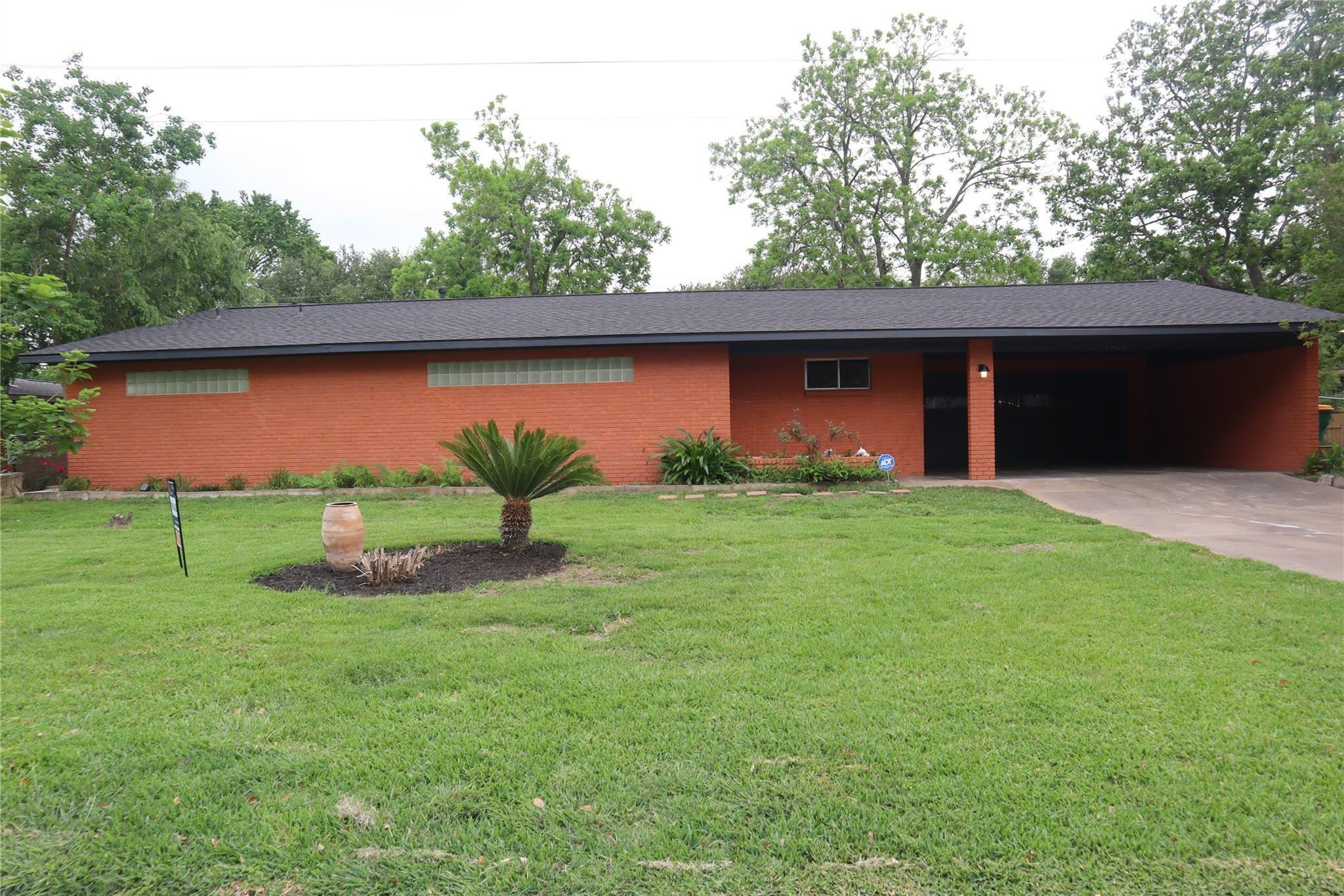 Evergreen Ln, La Marque, TX 77568