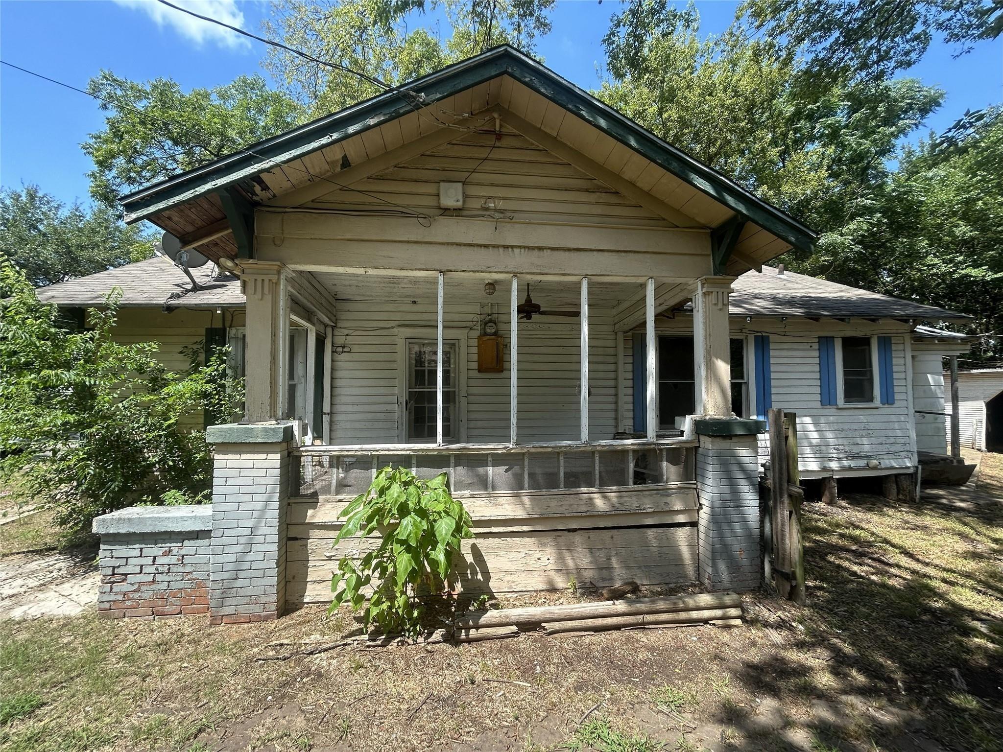W Kaufman St, Paris, TX 75460