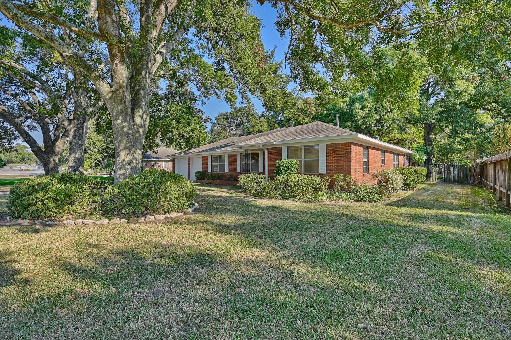 S Circle St, Sealy, TX 77474