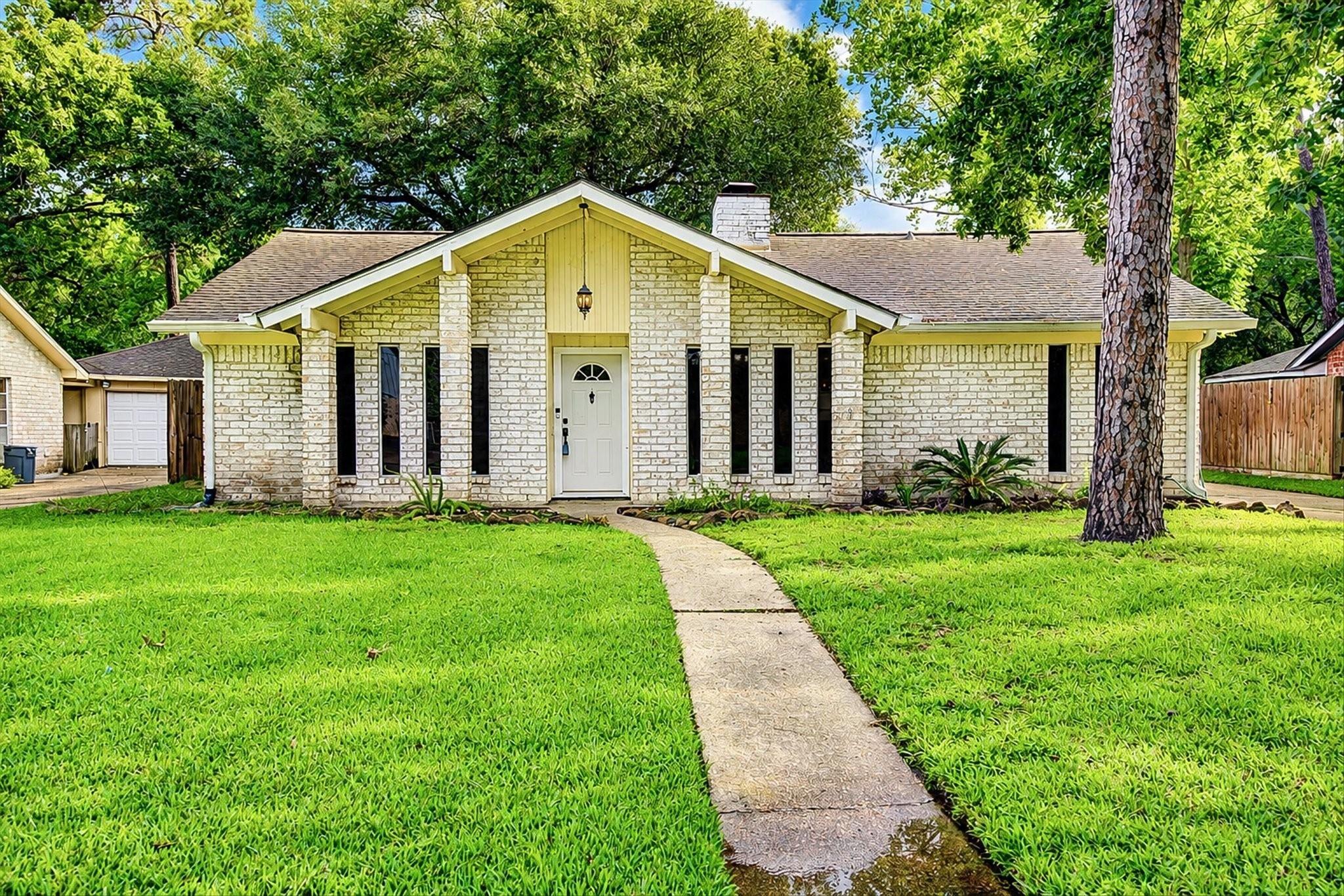 Round Spring Dr, Kingwood, TX 77339