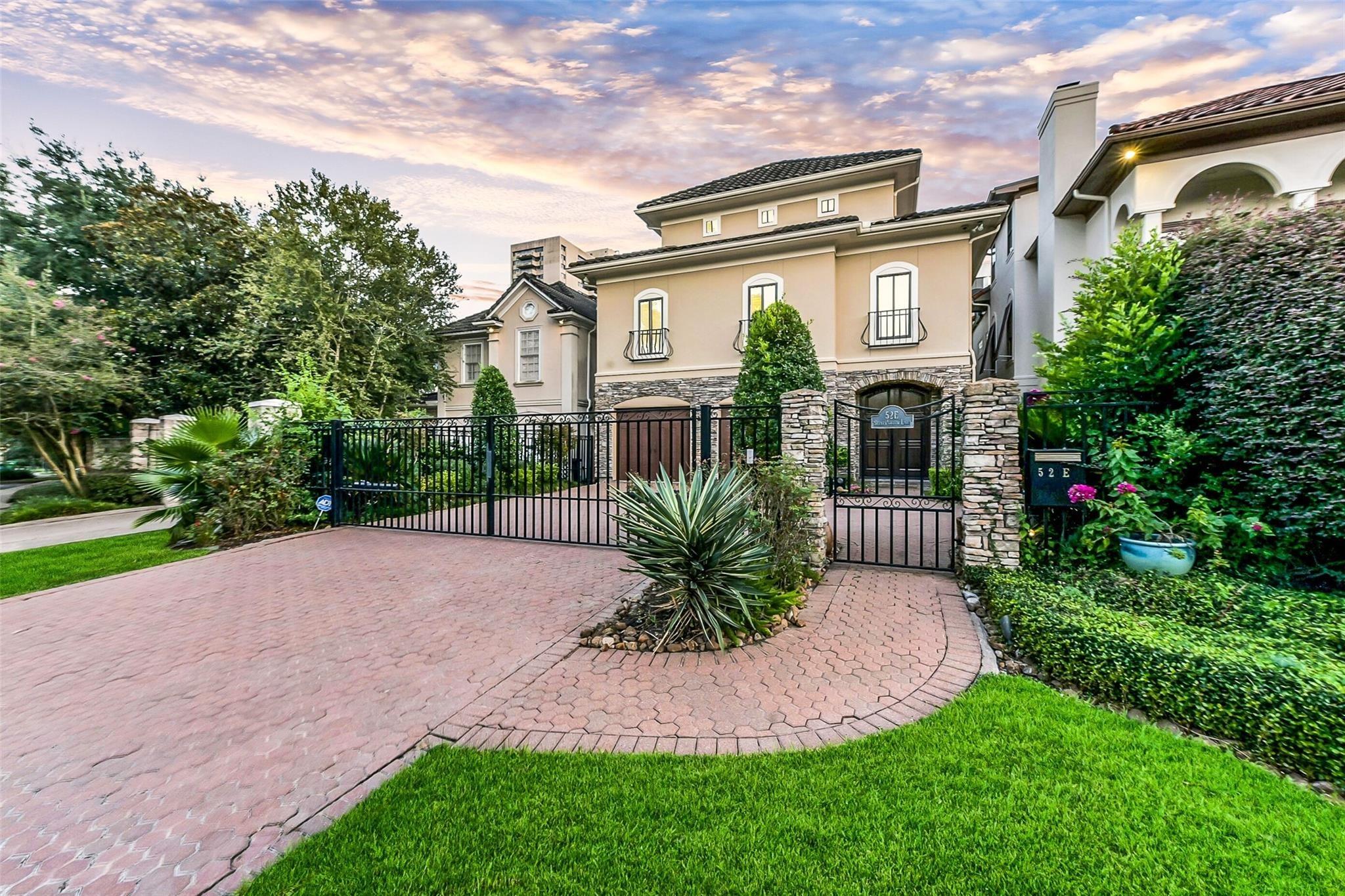 Briar Hollow Ln, Houston, TX 77027